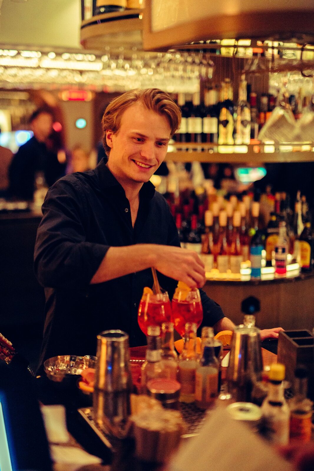 Bartender bygger drinkar i baren på The Melody Club