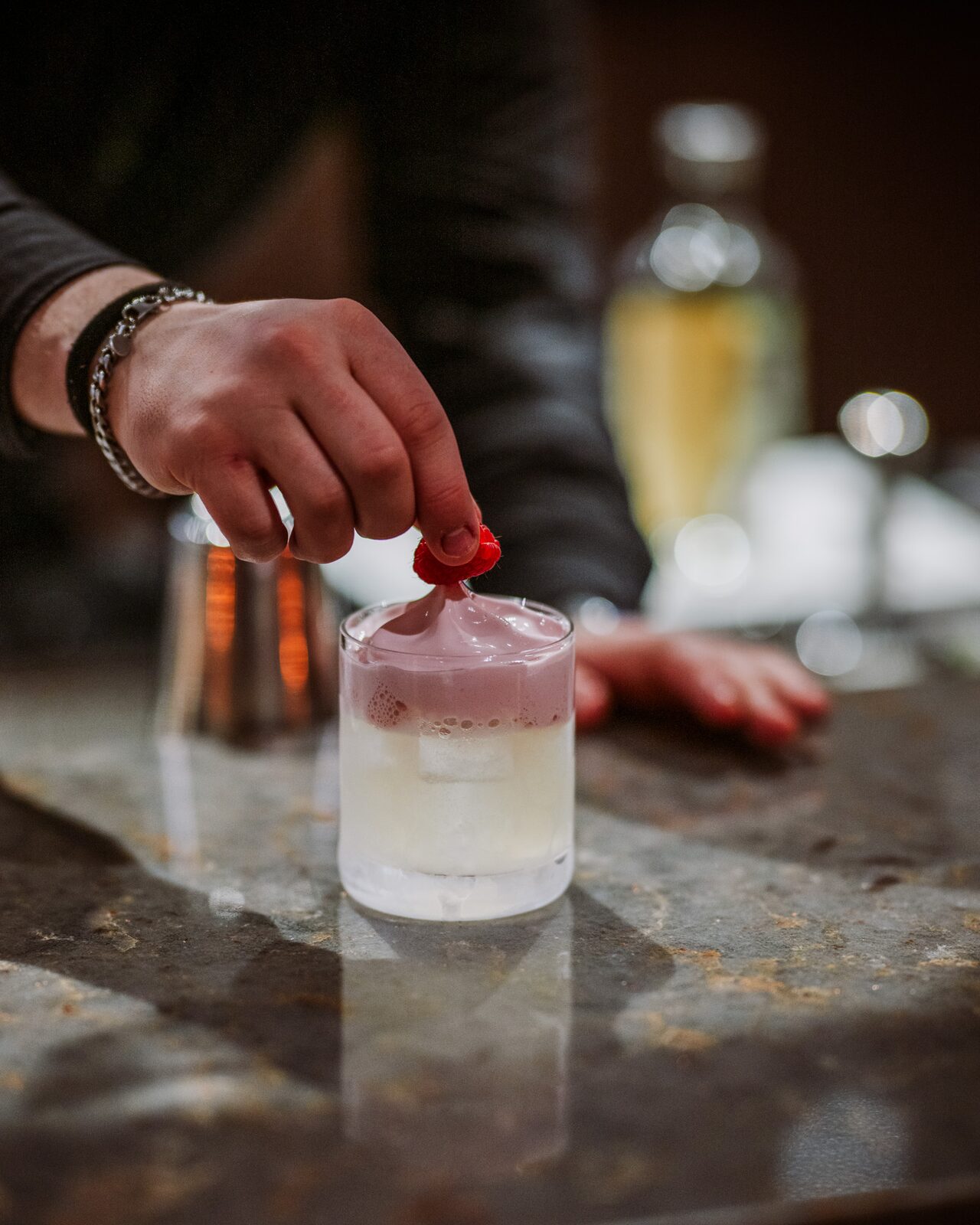 Signaturcocktail garneras vid bardisken