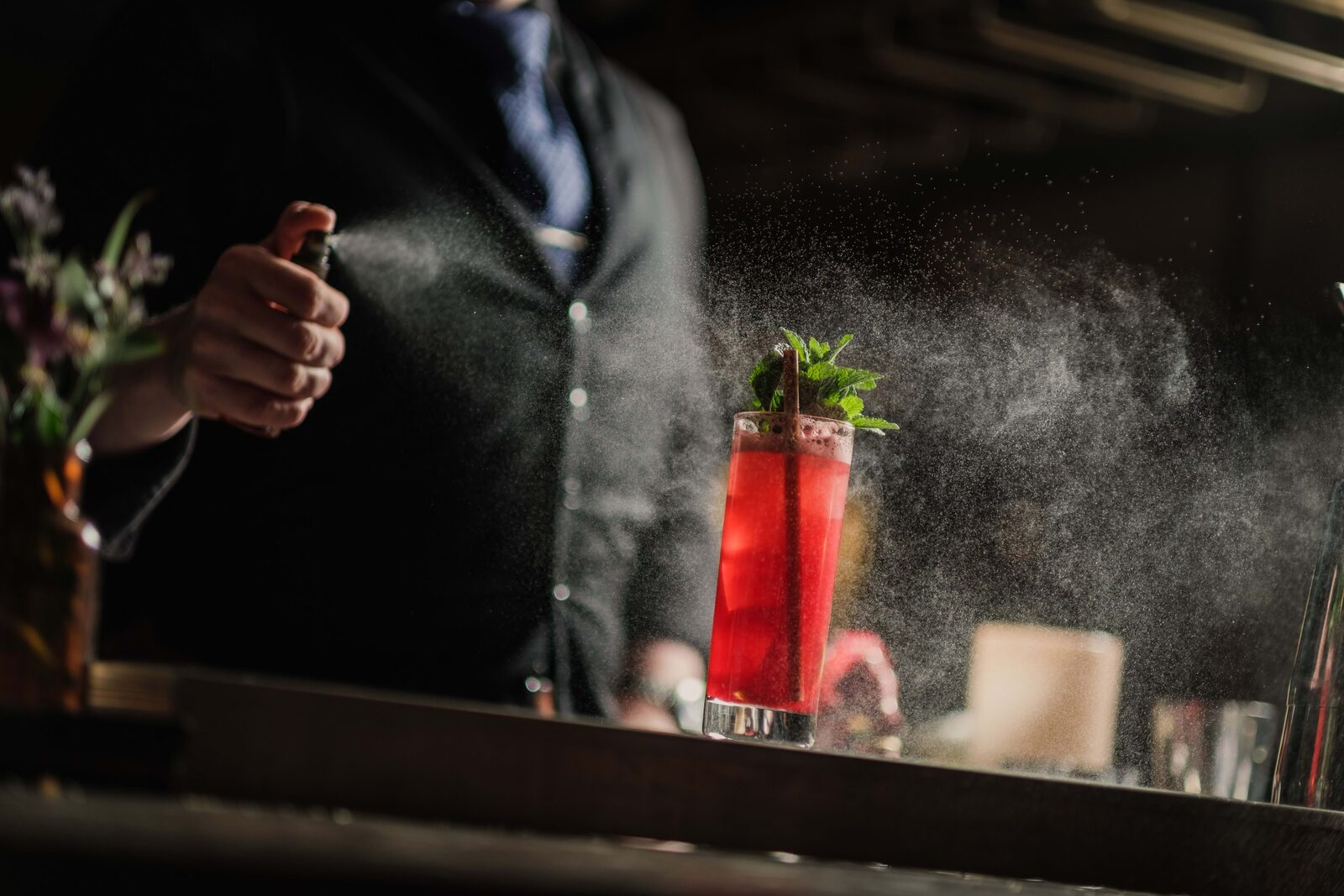 Bartender sprayar aromer över en färdig drink