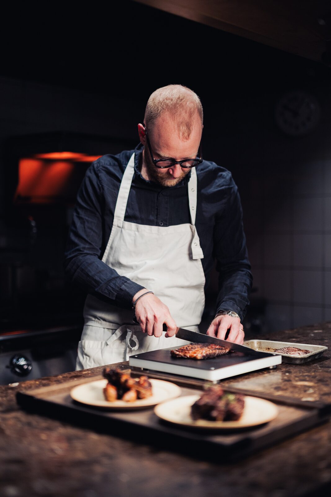 Ola Wallin skär upp kött vid passet