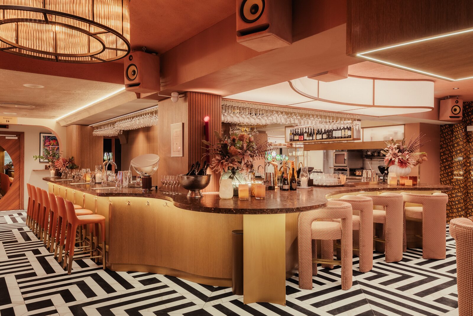Cocktailbaren med barstolar och art deco-detaljer