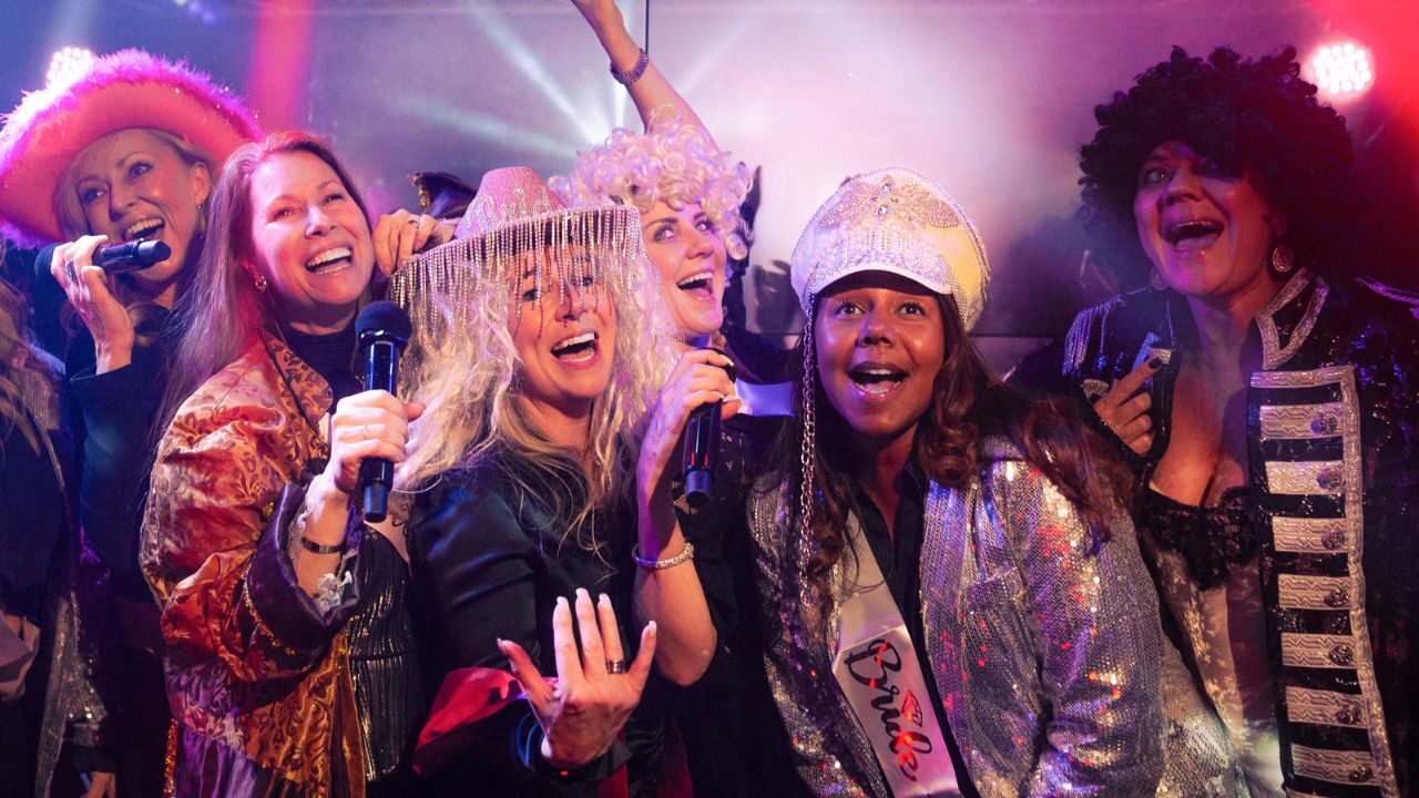 Sällskap på scen i studion med mikrofoner och scenljus